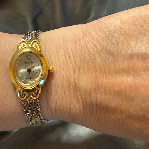 Vintage Vanity Fair Quartz Watch gold two tone 6 1/2” band, excellent condition - Picture 7 of 9